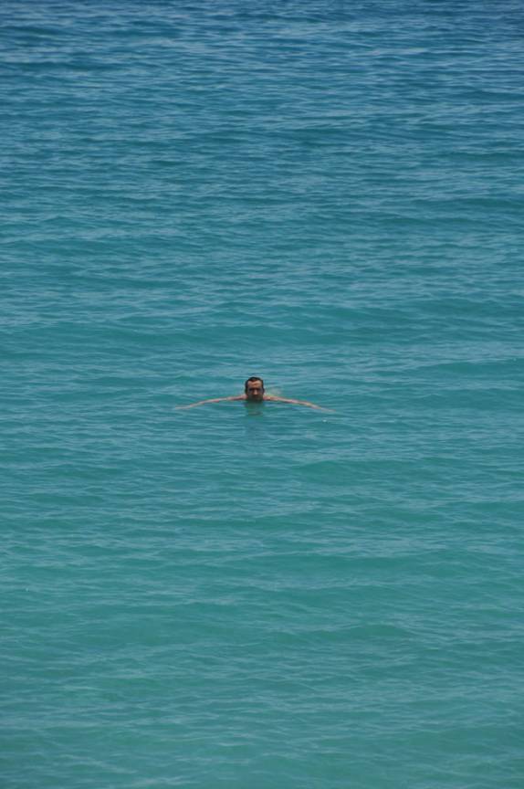 Nadando pela primeira vez nas águas quentes e caribenhas do litoral do Haiti, perto de Cabaret, antiga Duvalierville